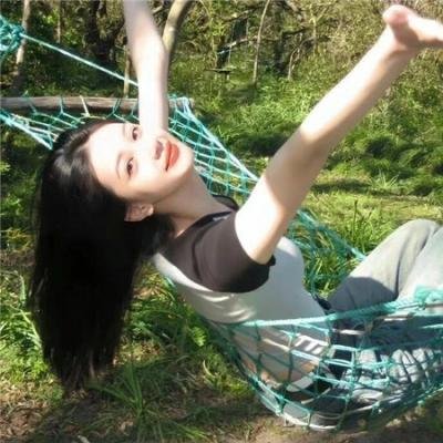 与一位女士合影